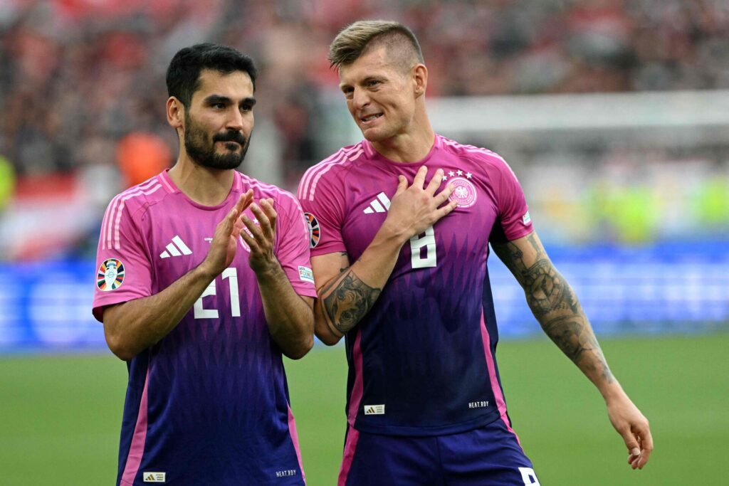 Ilkay Gündogan sammen med Toni Kroos på det tyske landshold ved EM 2024.