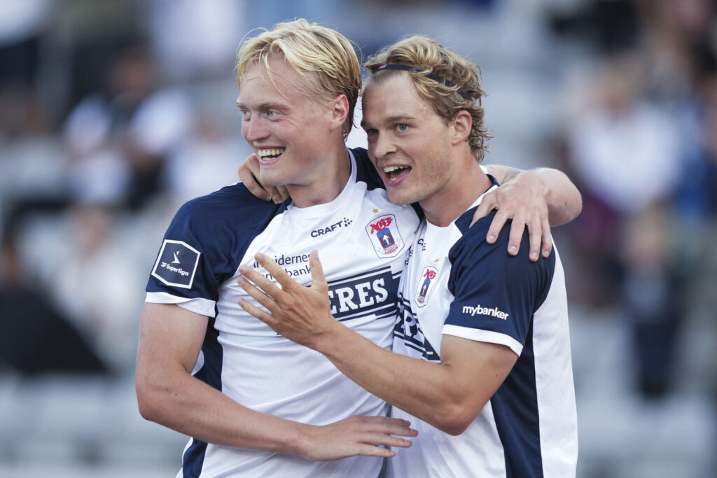 Henrik Dalsgaard (AGF 3) (tv) og Mads Emil Madsen (AGF 7) under Superligakampen mellem AGF og Sønderjyske på Ceres Park i Aarhus fredag den 2. august 2024.