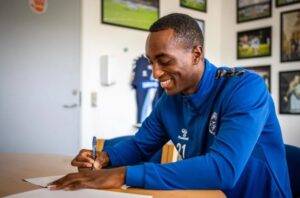 Jeppe Simonsen skriver under på en aftale med Sønderjyske.