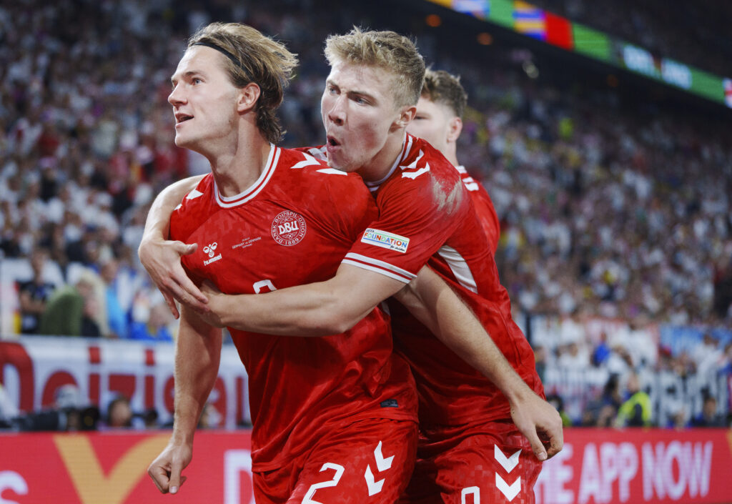 Joachim Andersen scorer og jubler med Rasmus Højlund men målet bliver annulleret under ottendedelsfinalen mellem Tyskland - Danmark ved EM 2024. Snart går det løs for Danmark ved Nations League - se kampprogrammet her.