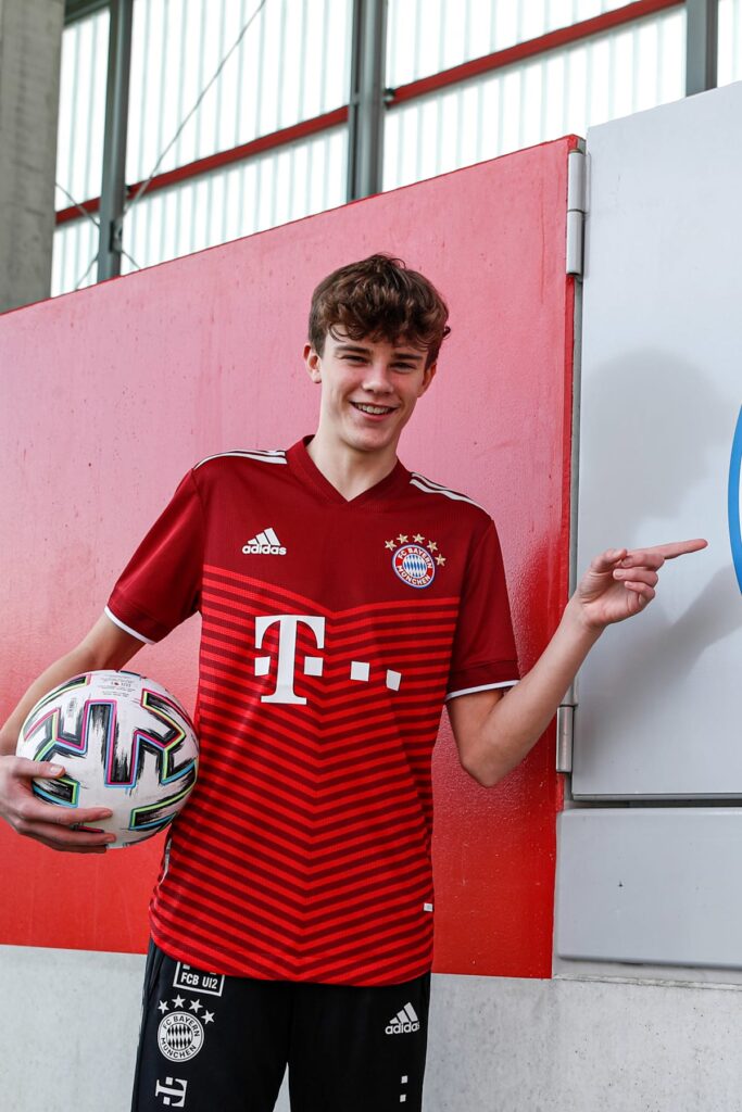 Jonathan Asp Jensen peger på Bayern Münchens logo