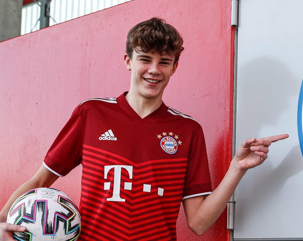 Jonathan Asp Jensen peger på Bayern Münchens logo