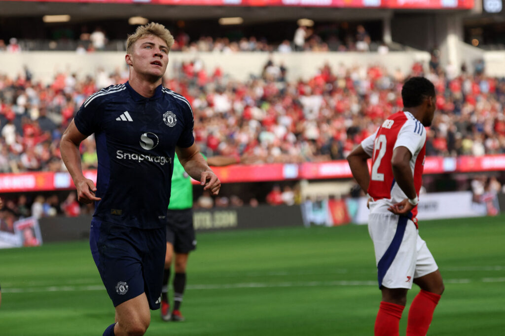 Rasmus Højlund i kamp for Manchester United mod Arsenal i en testkamp.