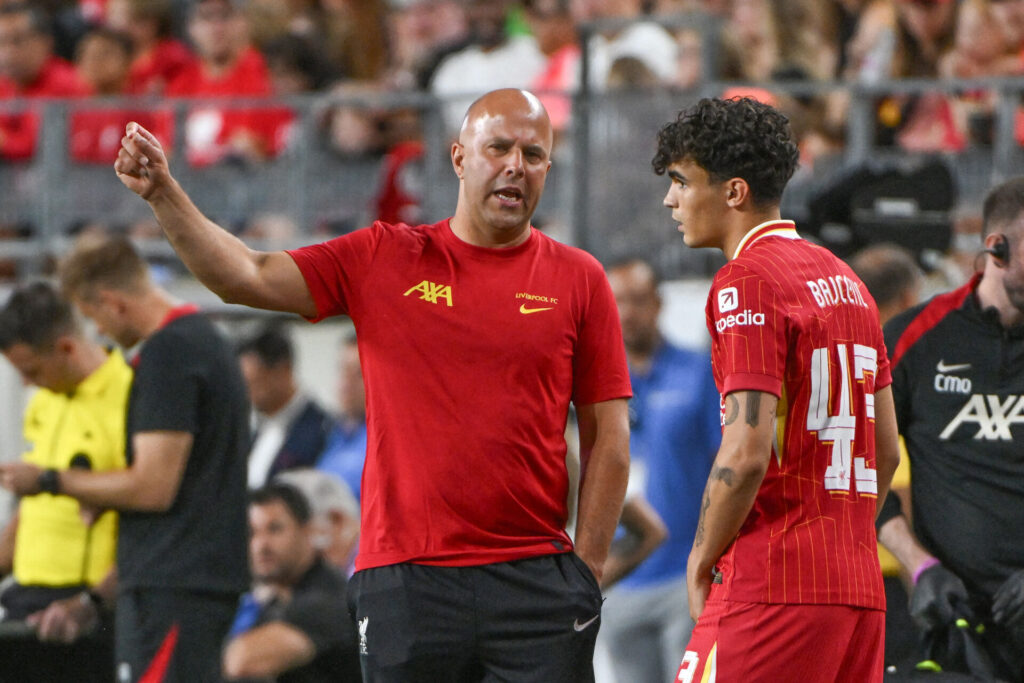 Stefan Bajcetic får instrukser fra Arne Slot inden han skal på banen for Liverpool.