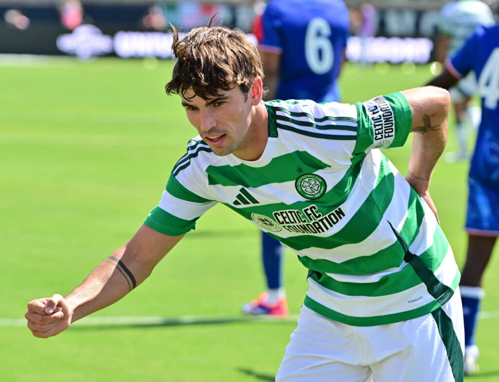 Matt O'Riley i kamp for Celtic