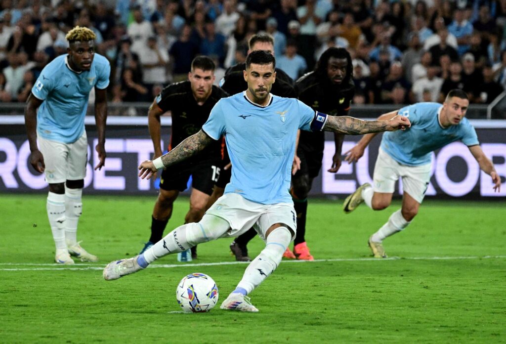 Mattia Zaccagni scorer på straffespark for Lazio i Serie A-kampen mod Venezia.