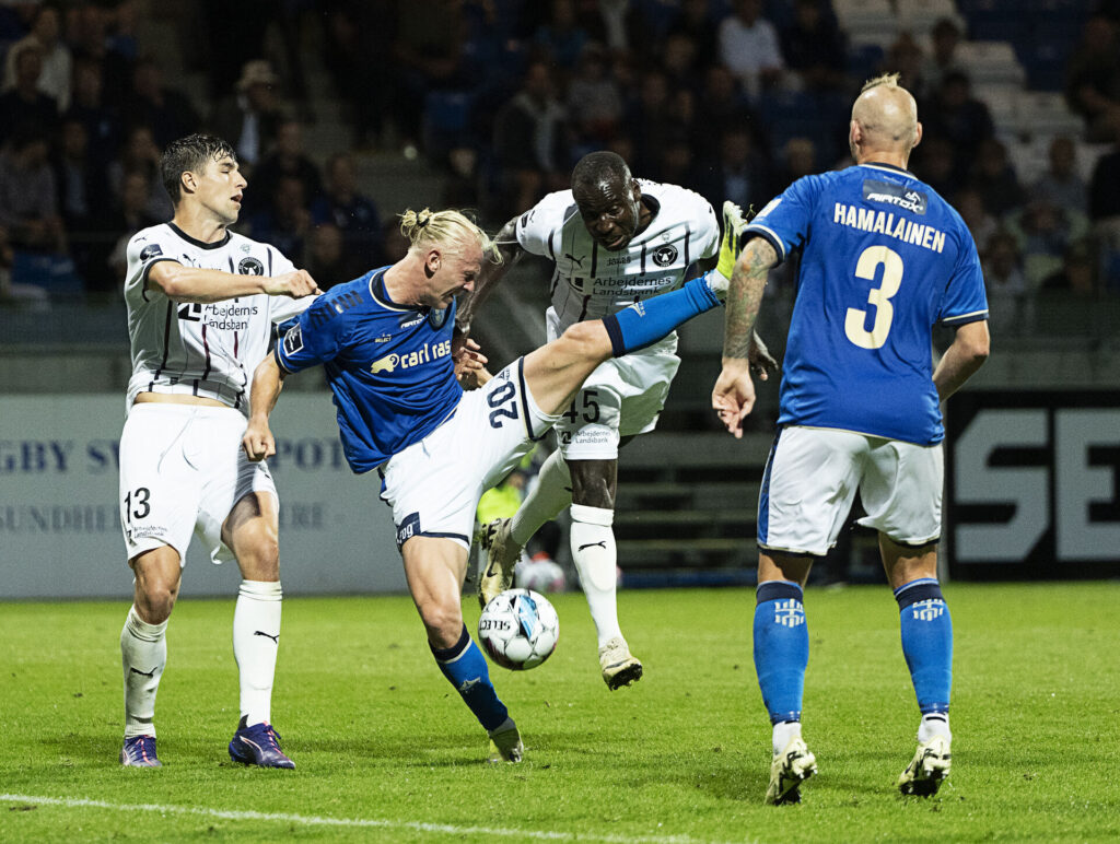 Kolbeinn Finnson i duel med FC Midtjylland-spillere.