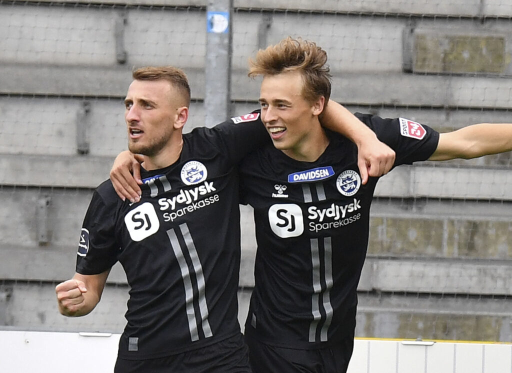 Mads Agger jubler med en holdkammerat efter scoring for Sønderjyske