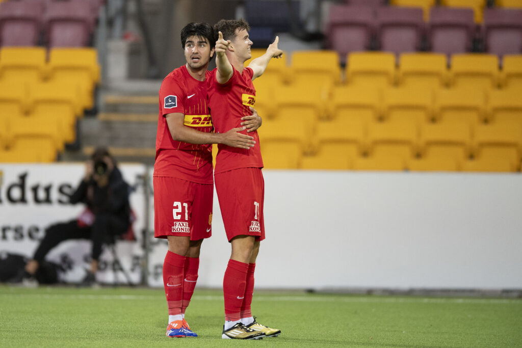 Mads Kristian Hansen fejrer en scoring for FC Nordsjælland.