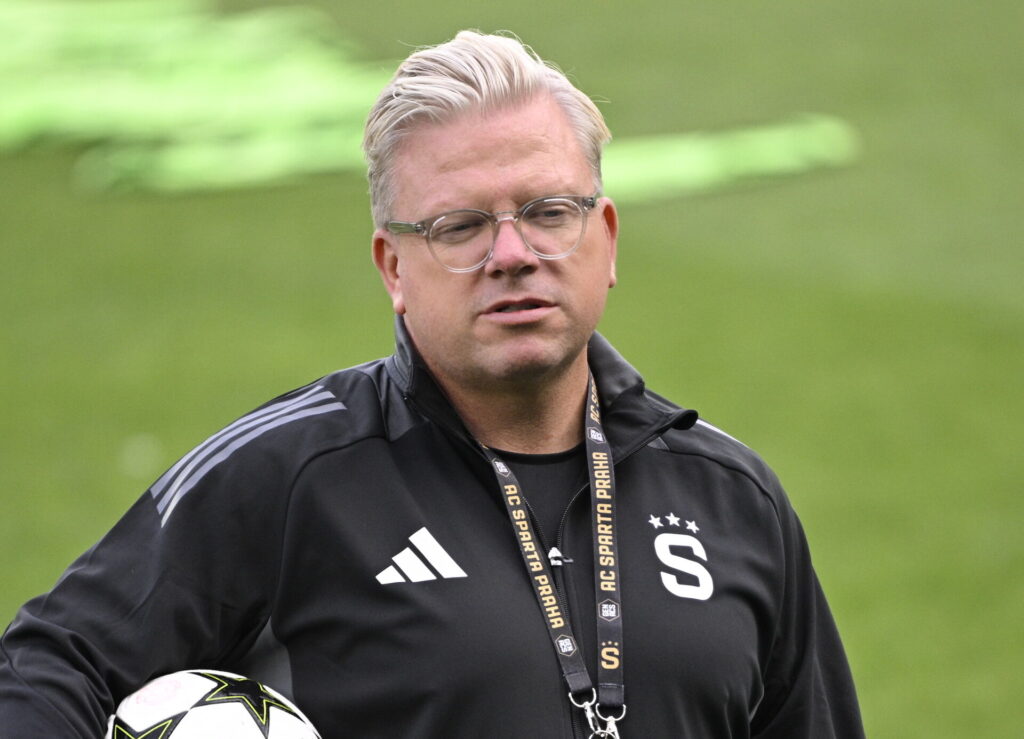 Lars Friis står med bold i hånden forud for Sparta Prags kamp