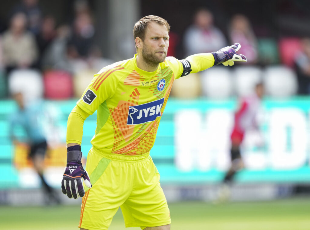 Nicolai Larsen peger ud på banen i aktion for SIlkeborg IF