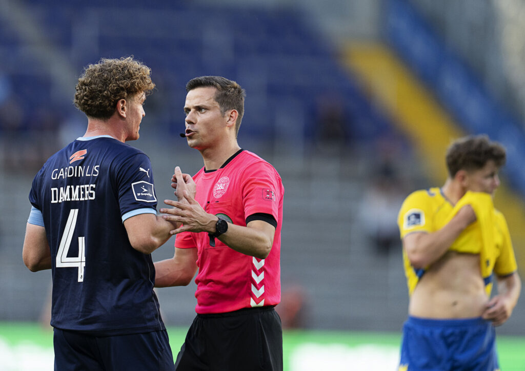 Randers FCs Wessel Dammers og dommer Lasse Graagaard under superligakampen mellen Brøndby IF og Randers FC på Brøndby Stadion søndag den 25. august 2024.