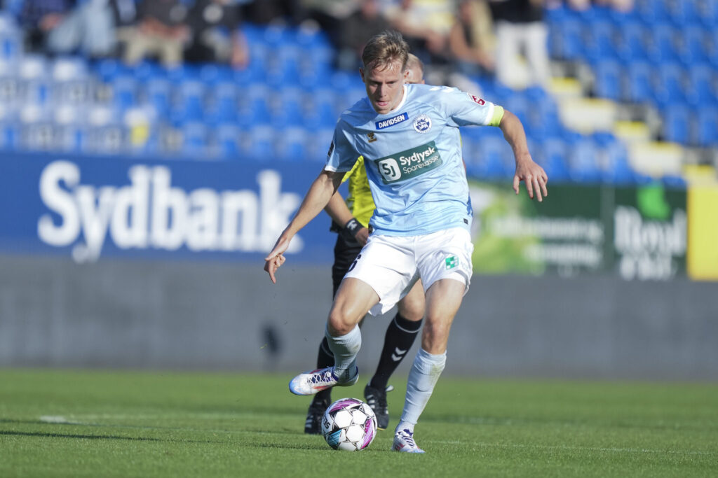 Rasmus Vinderslev i aktion for Sønderjyske mod Lyngby Boldklub.