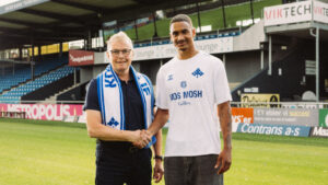 Momodou Sarr trykker hånd