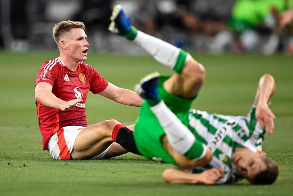 Scott McTominay i kamp for Manchester United mod Real Betis.