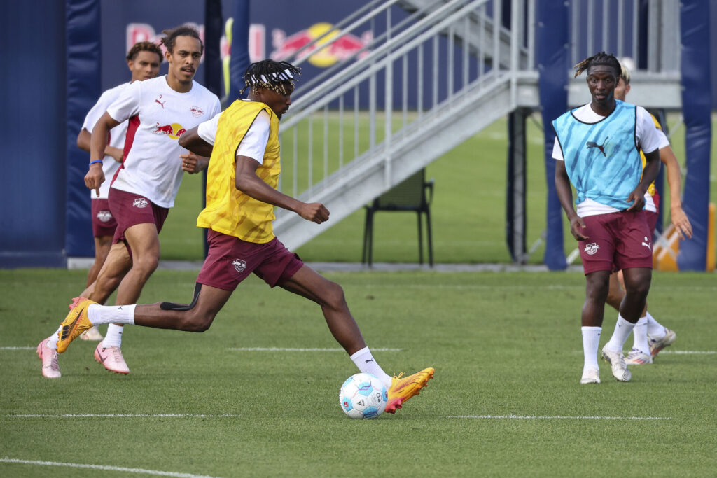 Mohamed Simakan forud for RB Leipzigs kamp i Bundesligaen.