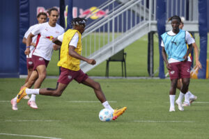 Mohamed Simakan forud for RB Leipzigs kamp i Bundesligaen.
