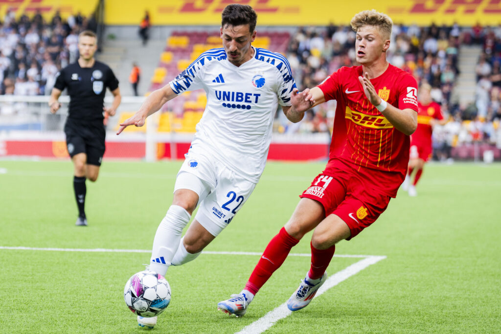 Giorgi Gocholeishvili forsøger at fastholde bolden under kampen mellem F.C. København og FC Nordsjælland.