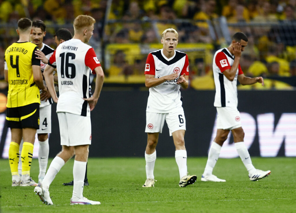 Oscar Højlund på banen efter en kamp mellem Eintracht Frankfurt og Borussia Dortmund.