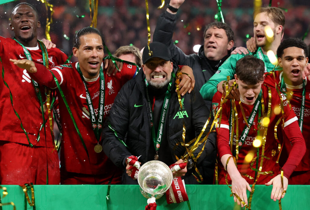 Jürgen Klopp og Liverpool-spillerne løfter trofæet efter triumf i Carabao Cup