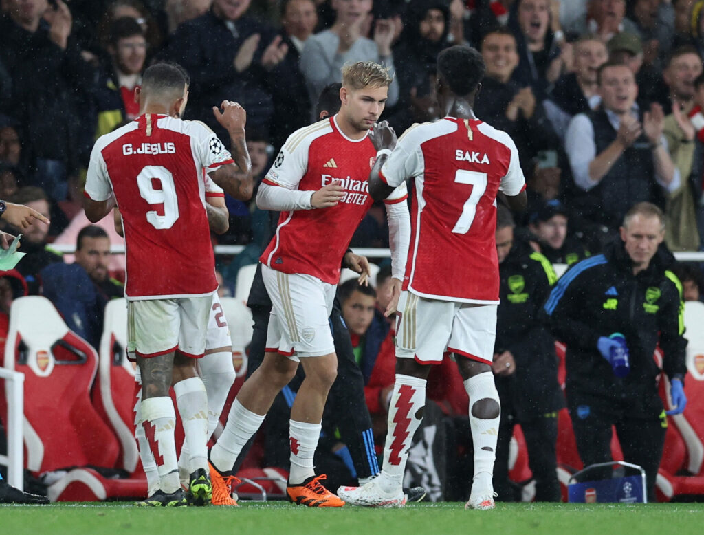 Emile Smith Rowe på vej på banen for Arsenal.