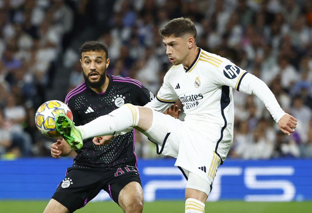 Noussair Mazraoui i duel med Federico Valverde under Champions League-opgøret mellem Real Madrid og Bayern München.