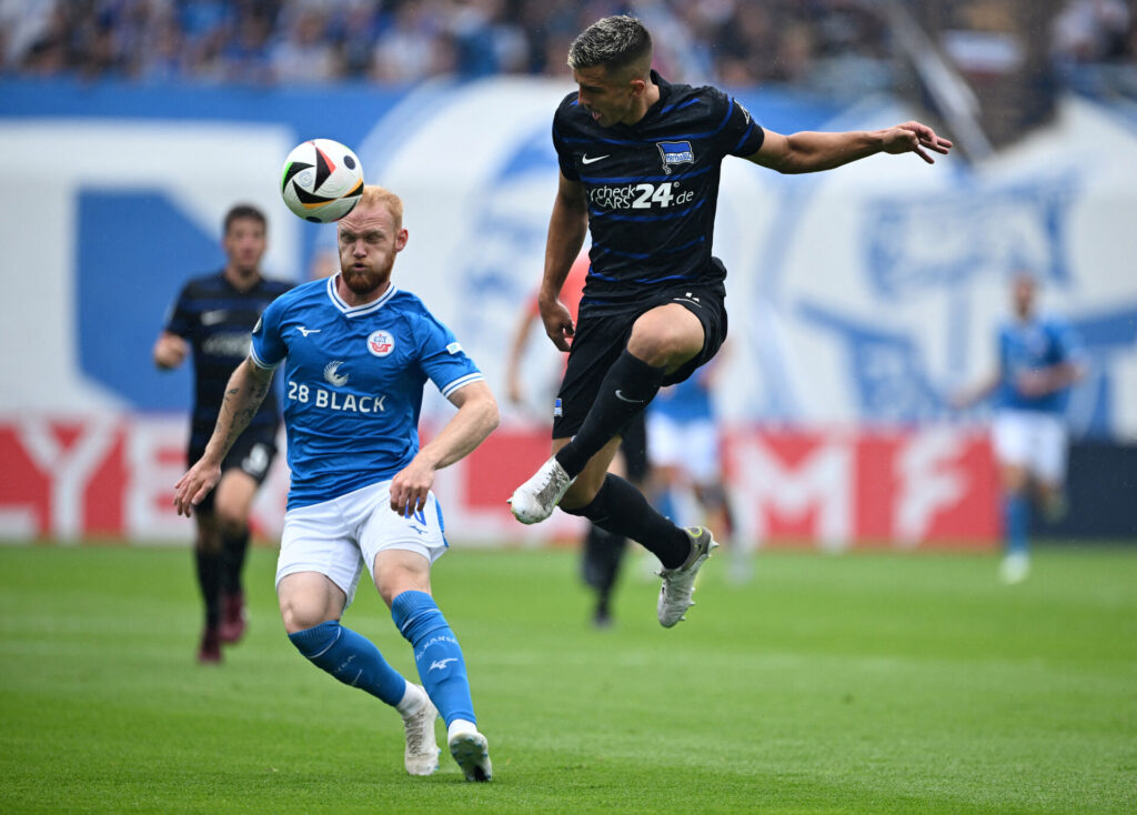 Marc Oliver Kempf forsøger at få kontrol over bolden i en kamp for Hertha Berlin.