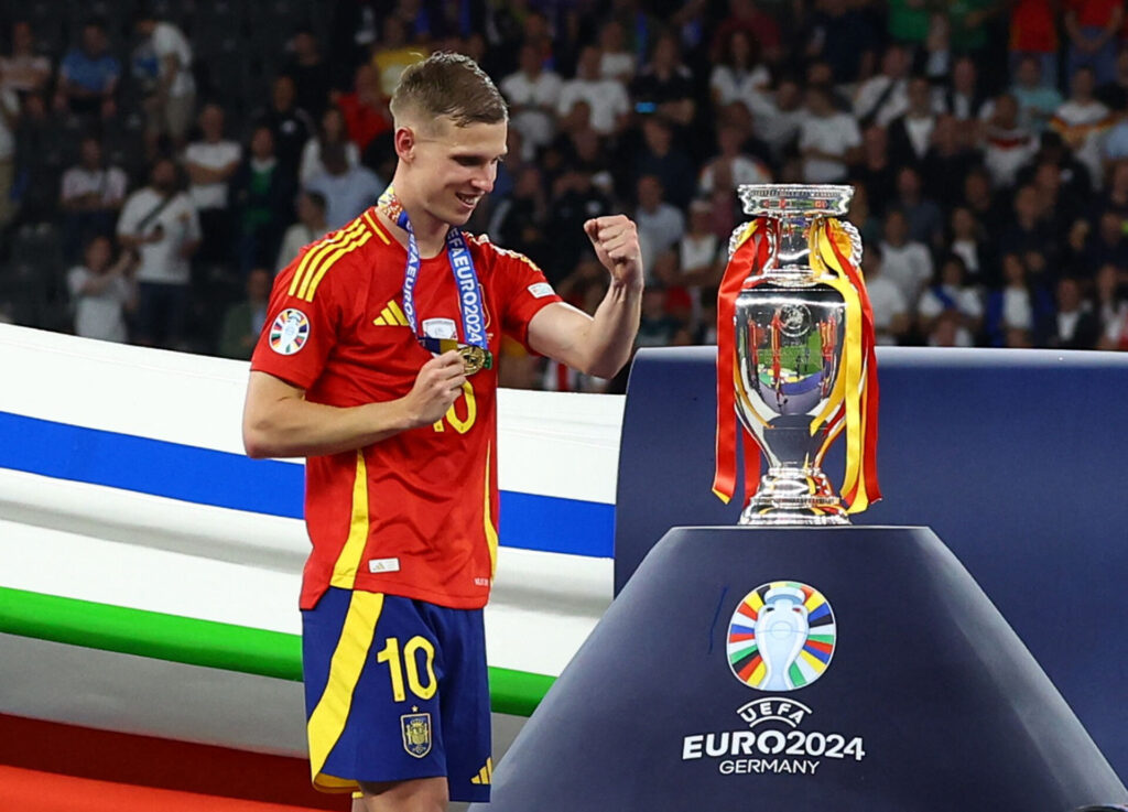 Dani Olmo ved siden af EM-pokalen efter Spaniens triumf.