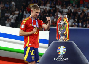 Dani Olmo ved siden af EM-pokalen efter Spaniens triumf.
