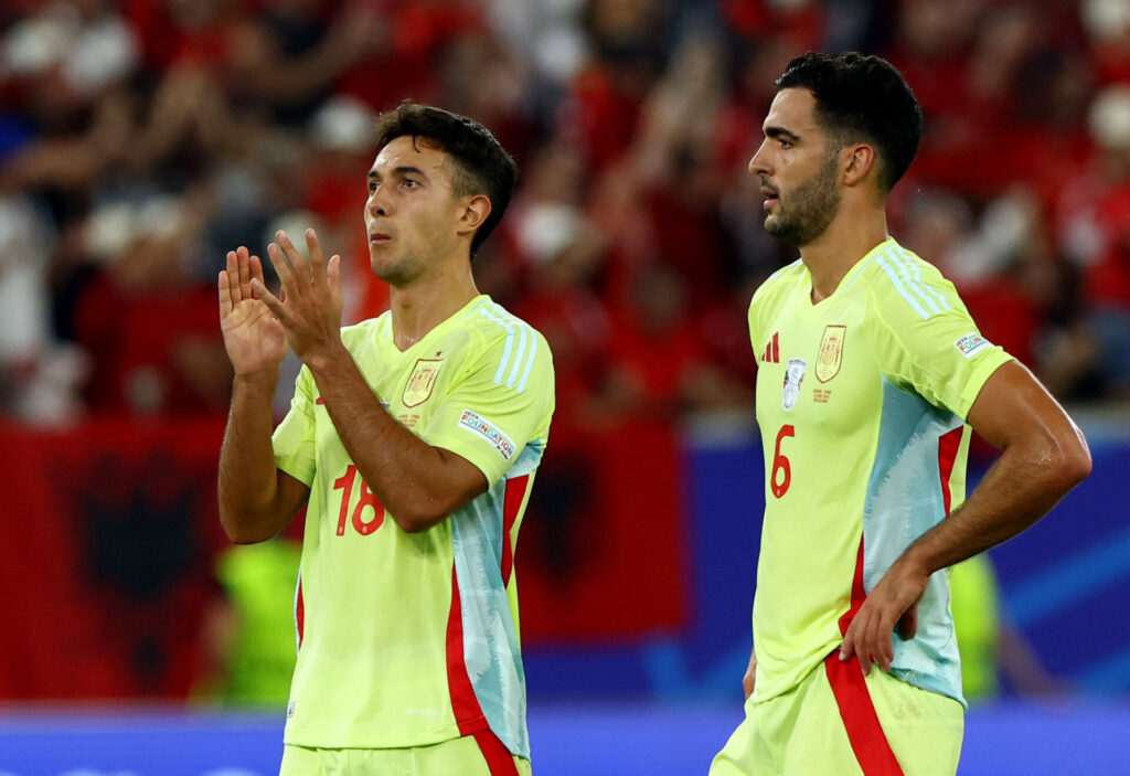 Martin Zubimendi og Mikel Merino klapper af spanske fans