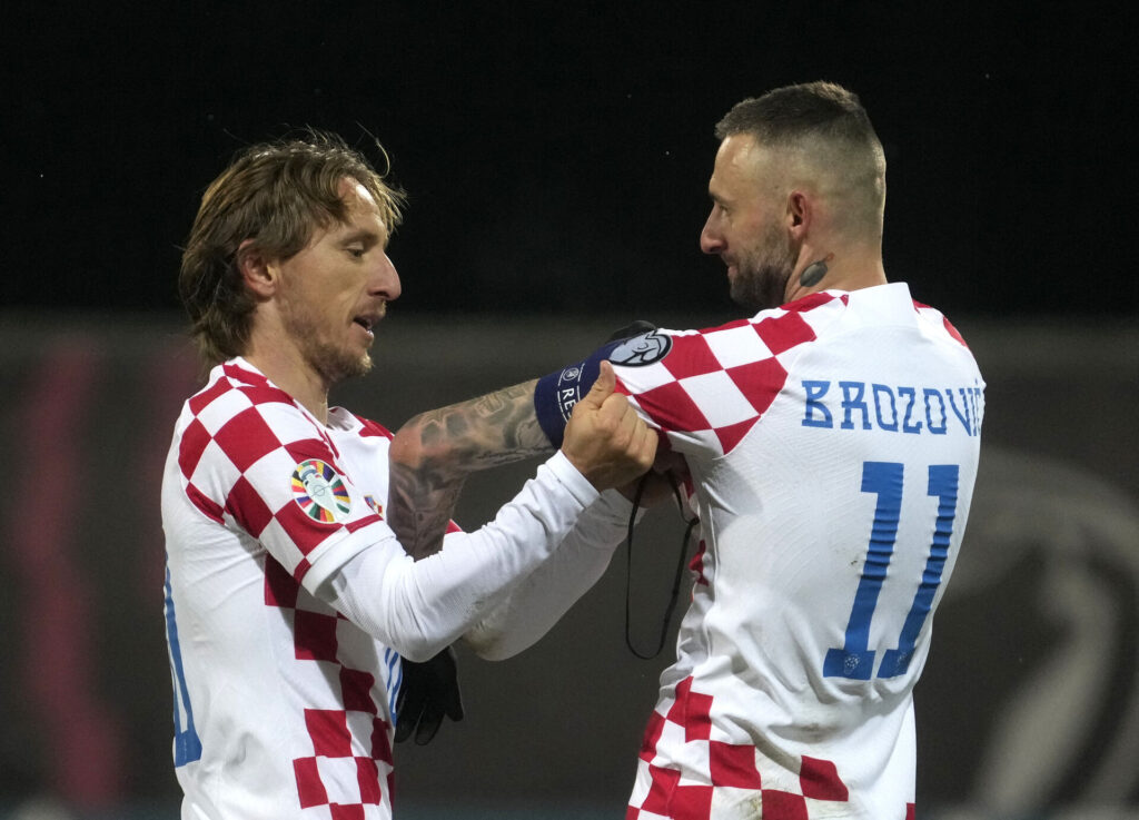 Luka Modric giver Marcelo Brozovic anførerbindet under kampen mellem Letland og Kroatien