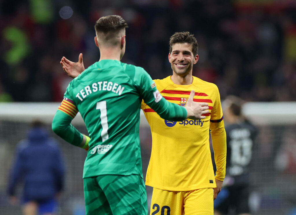 Marc Andre ter Stegen giver Sergi Roberto en high-five.