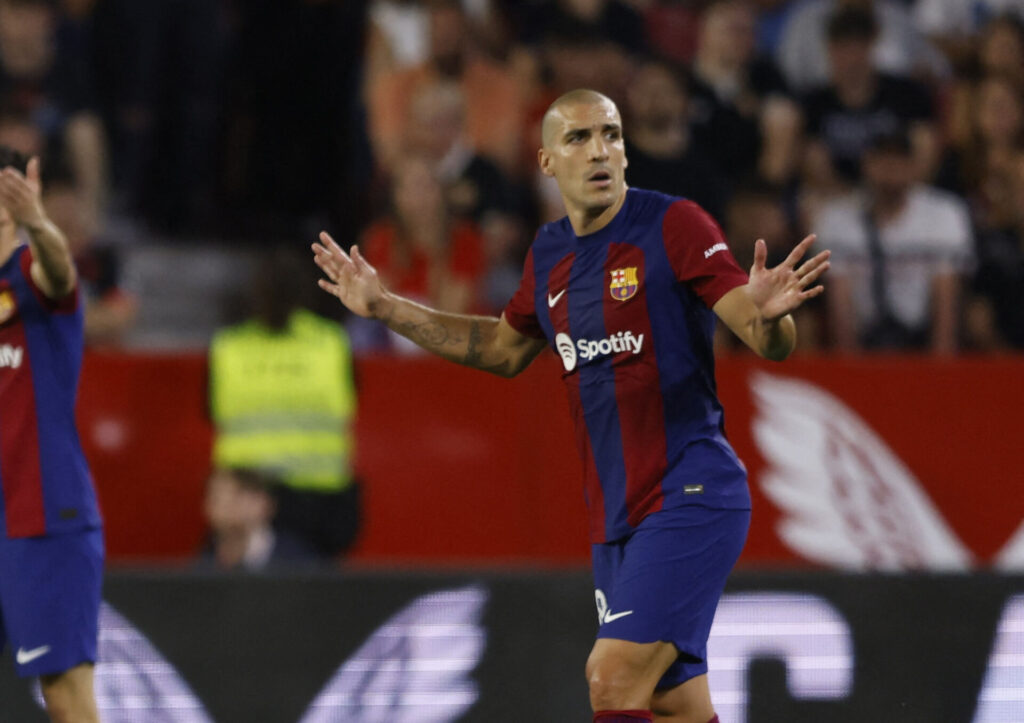 Oriol Romeu slår ud med armene i kamp for FC Barcelona