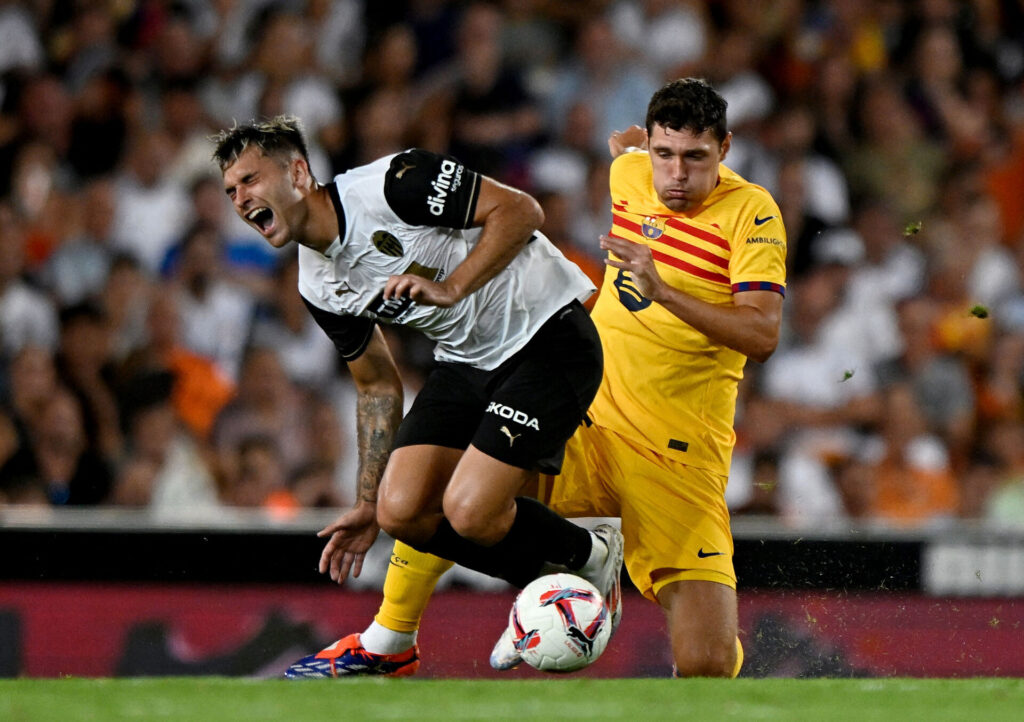 Andreas Christensen i kamp for FC Barcelona mod Valencia.