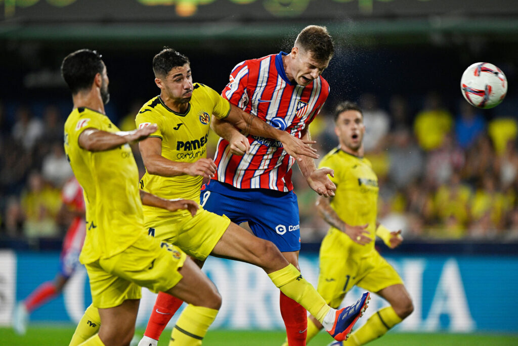 Sørloth header bolden ind for Atletico Madrid omringet af Villarreal-spillere