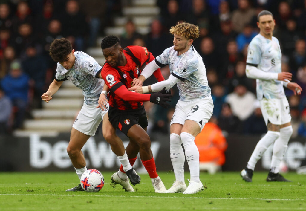 To LFC-spillere forsøger at stjæle bolden fra Bournemouth-spiller.