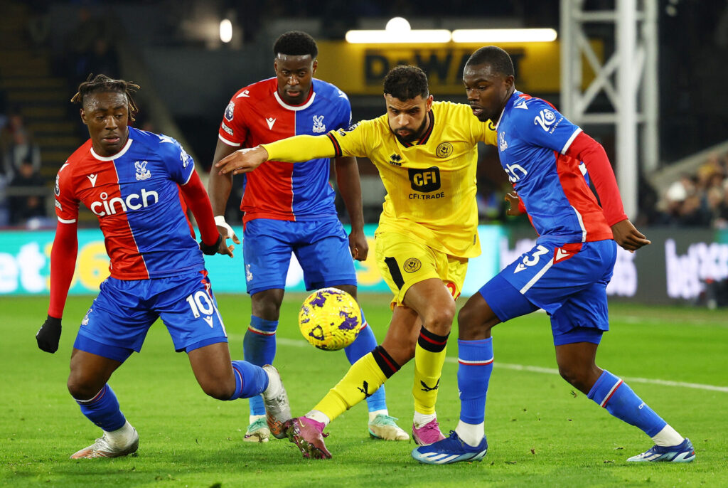 Anis Ben Slimane i dribleaktion mod Crystal Palace -spillere