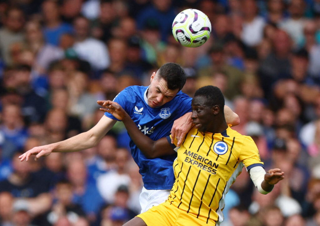 Yankuba Minteh i duel med Michael Keane i Premier League-kampen mellem Everton og Brighton.