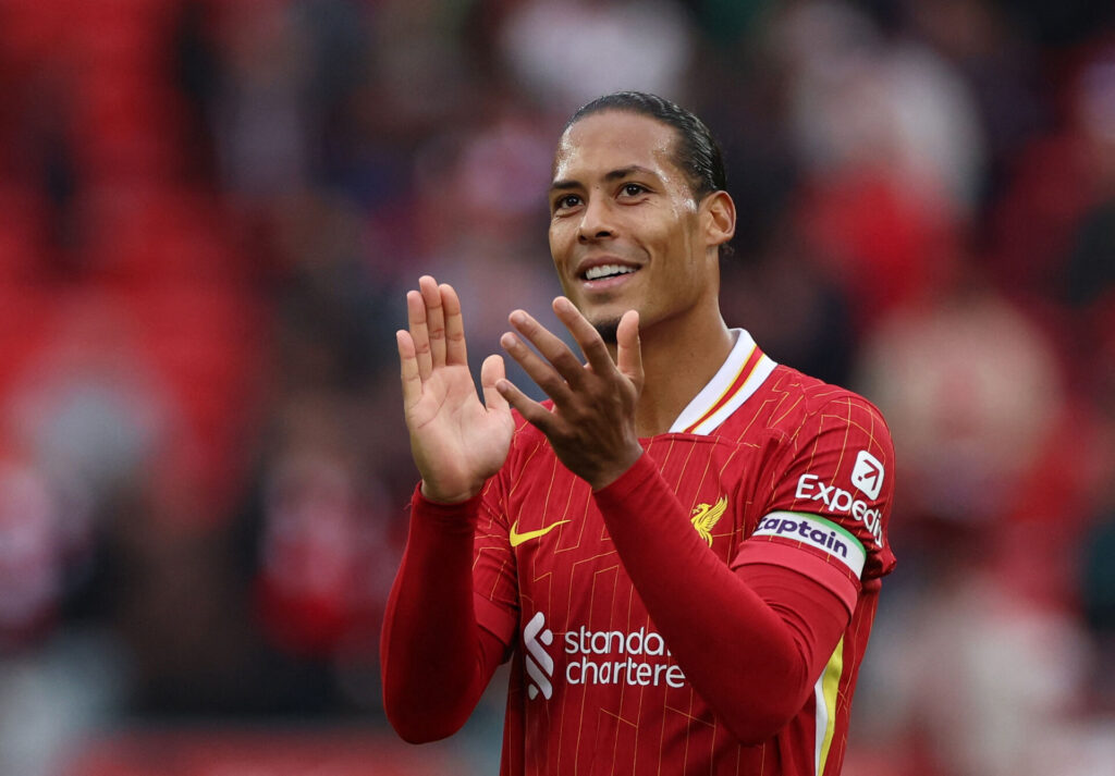 Virgil van Dijk klapper ud mod fansene efter Liverpools sejr over Brentford.