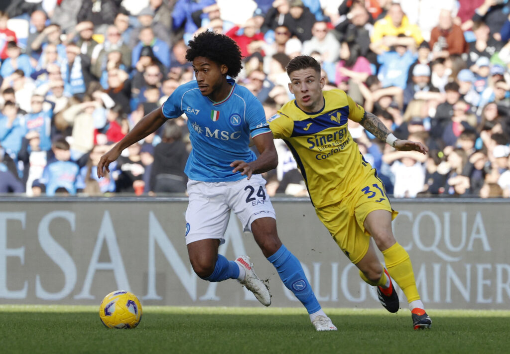 Jens Lys Cajuste i kamp for Napoli mod Hellas Verona.