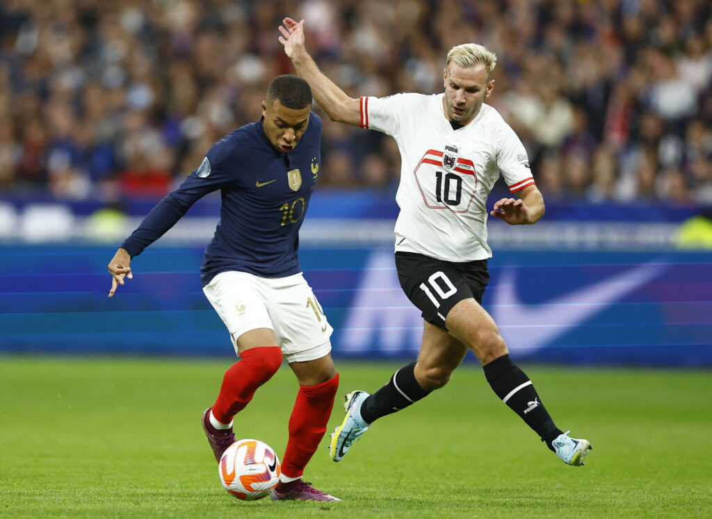 Andreas Weimann i kamp om bolden mod Kylian Mbappé.