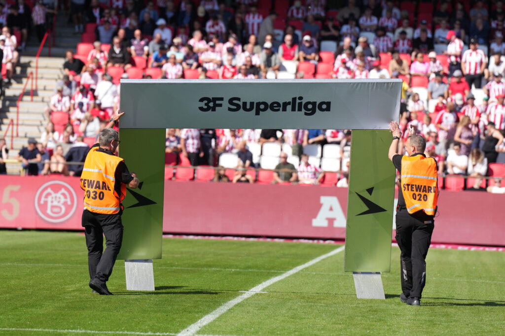 Et Superligaskilt sættes op i Aalborg forud for AaB's kamp