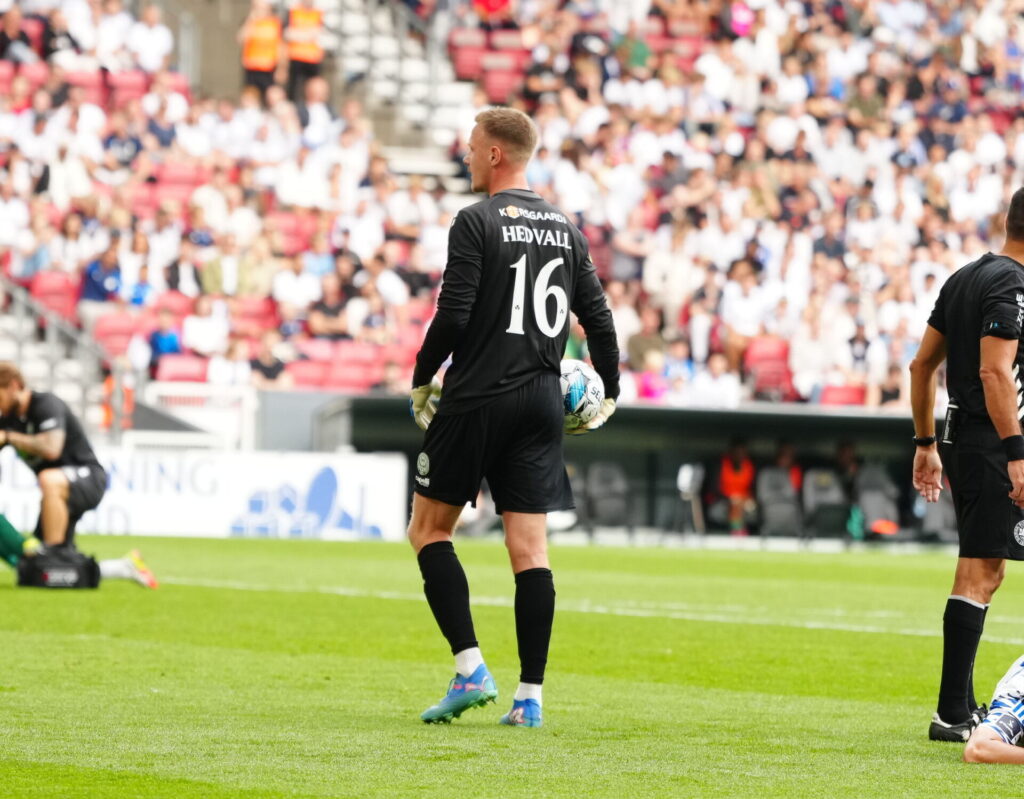 Oscar Hedvall med bolden i Parken for Viborg