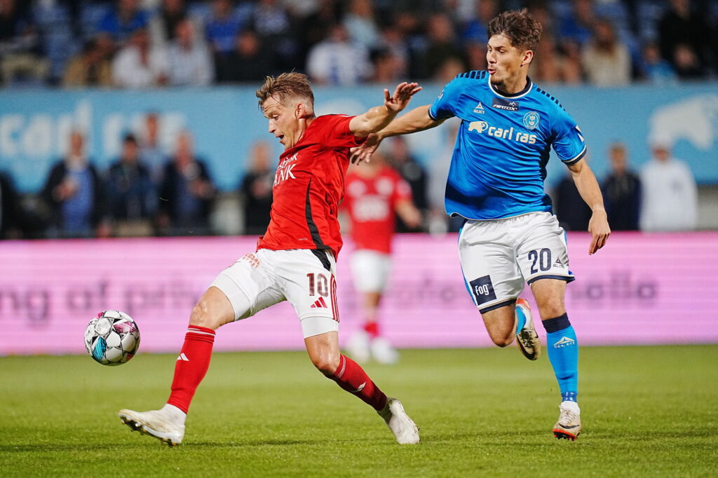 Kampen om bolden mellem Lyngby Boldklub og Vejle Boldklub.