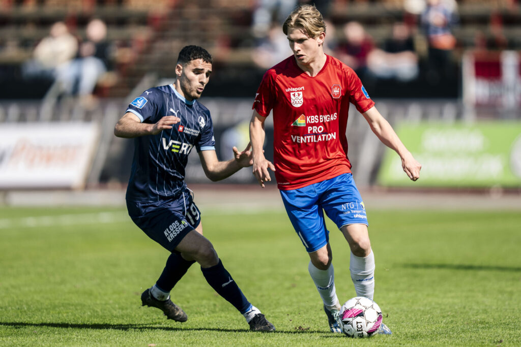 Thomas Jørgensen driver bolden frem under en kamp for Hvidovre IF.