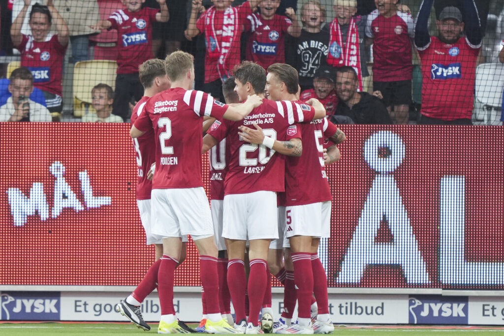 Silkeborgs spillere jubler efter scoring foran klubbens fans