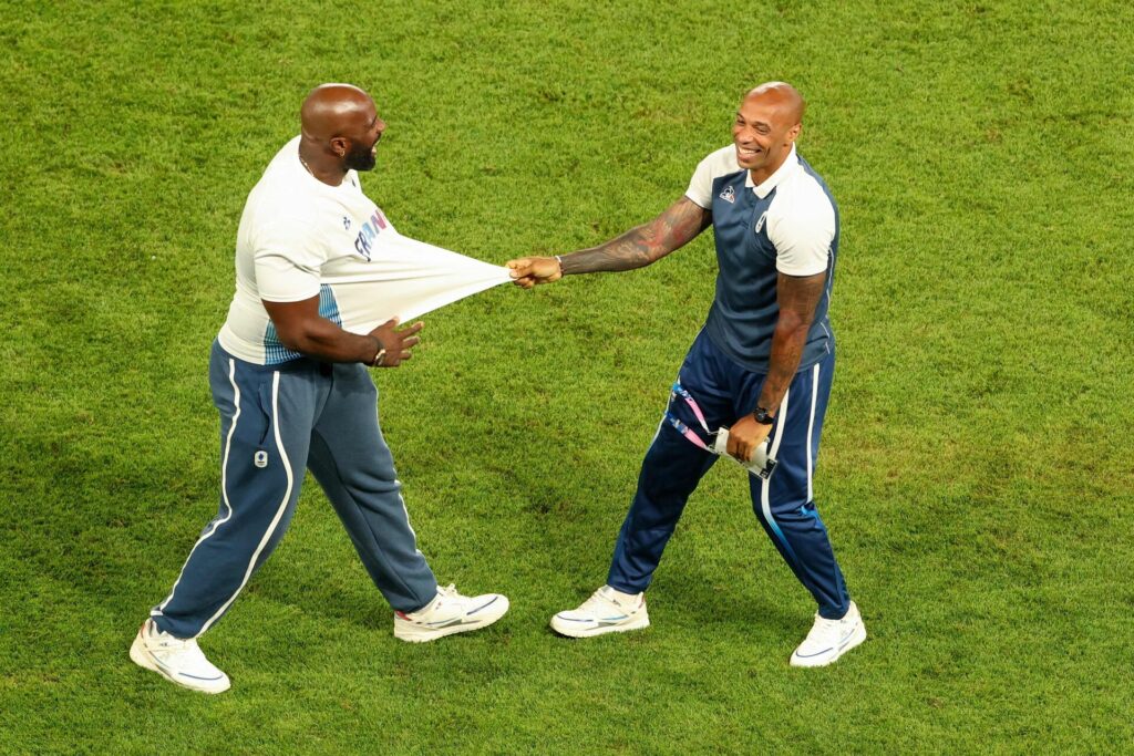 Thierry Henry laver sjov med Teddy Riner ved OL.