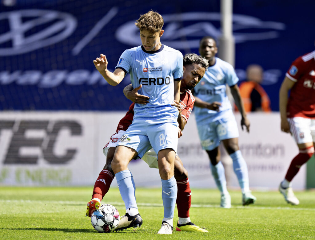 Vejle Boldklubs Tyrese Francois mod Randers FC's Mads Enggård i superligakampen mellem Randers FC og Vejle Boldklub på Cepheus Park i Randers, lørdag den 25. maj 2024.