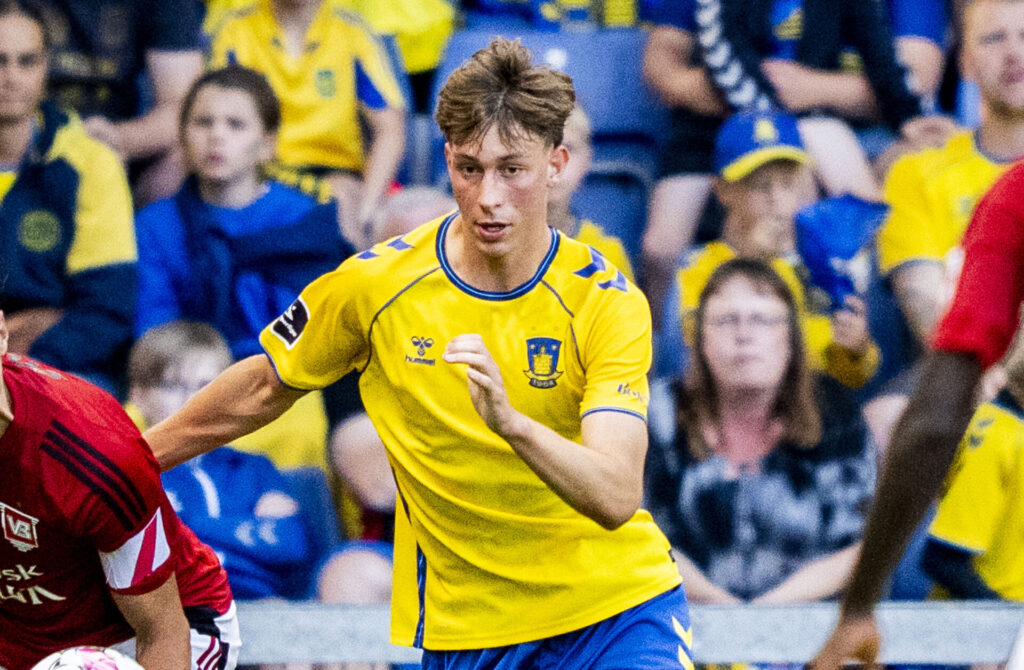 Vejles Miiko Albornoz og Hamza Barry og Brøndbys Oscar Schwartau under superligakampen mellem Brøndby og Vejle på Brøndby Stadion mandag den 29. juli 2024