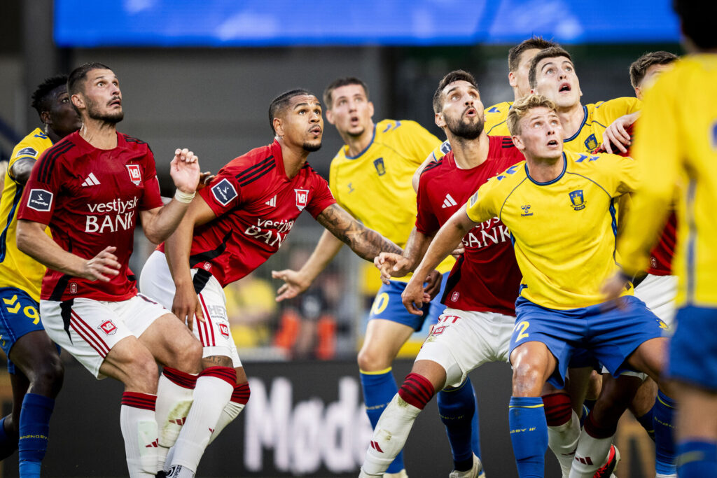 Denis Kolinger og flere andre Vejle-spillere forsøger at afvise Brøndby IF på et hjørnespark.